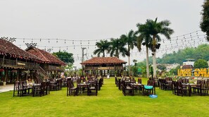 تناول الطعام بالخارج