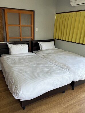 3 bedrooms, free WiFi, bed sheets - Oceanfront! A renovated old house with a great view from the second floor terrace. (Iwakunishi  Yuumati  Sintou)