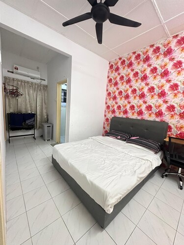 Charming 3-bedroom house with WiFi, AC in nice Banting