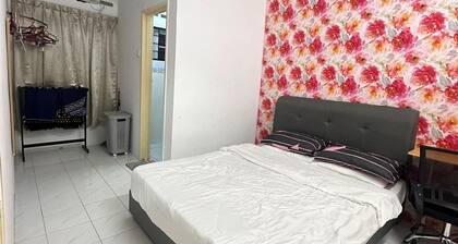 Charming 3-bedroom house with WiFi, AC in nice Banting