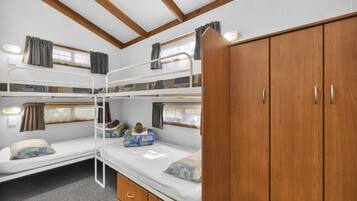 2 bedrooms, iron/ironing board, free WiFi