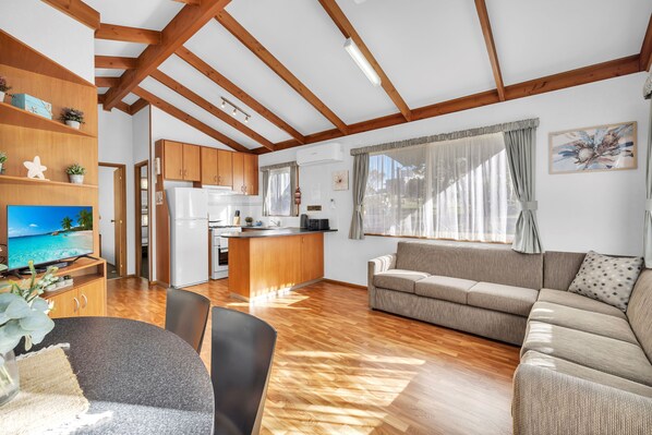 TV - 2 Bedroom Superior Villa (Metung)