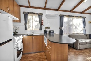 Microwave, oven, stovetop - 2 Bedroom Superior Villa (Metung)