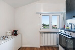 Family Apartment, Multiple Bedrooms (Matta Apartment 400m From The Lake) | Private kitchen
