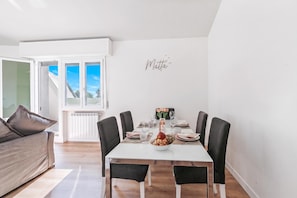 Familjelägenhet - 2 sovrum - balkong (Matta Apartment 400m From The Lake) | Restauranger