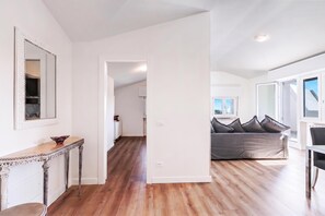 Fjölskylduíbúð - 2 svefnherbergi - svalir (Matta Apartment 400m From The Lake) | Stofa | Snjallsjónvarp