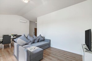 Apartemen Keluarga, beberapa kamar (Matta Apartment 400m From The Lake) | Area keluarga | Smart TV 21-inci dengan saluran TV kabel