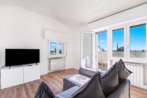 Family Apartment, 2 Bedrooms, Balcony (Matta Apartment 400m From The Lake) | Living area - Matta Apartment 400m From The Lake (Sirmione)