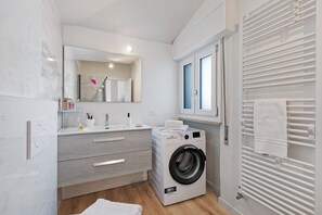 Buồng tắm vòi sen, máy sấy tóc, chậu vệ sinh/vòi rửa, khăn tắm 