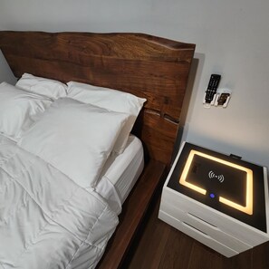 1 bedroom, in-room safe, iron/ironing board, travel crib - Modern private suite w/modern bar, cozy washroom and bedroom -no stairs, BBQ (Edmonton)