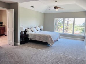 4 habitaciones, tabla de planchar con plancha, wifi y ropa de cama 