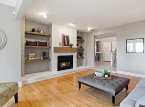 Smart TV, fireplace - Lake side relaxing resort for family and group retreat. (Granite Bay)