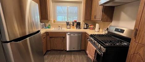 Refrigerador, microondas, horno y parrilla de estufa