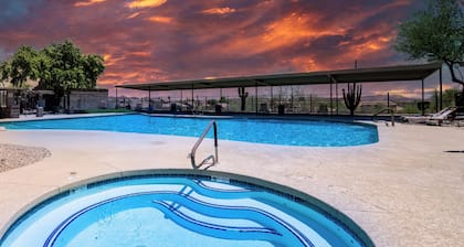 Pool + Hot Tub King Suite near Mayo Clinic, Sonoran Preserve, Lake Pleasant,