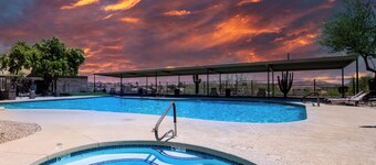 Luxury home Pool + Hot Tub King Suite near Mayo Clinic, Sonoran Preserve,Hiking