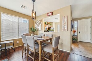 Dining - Family home Pool + Hot Tub King Suite near Mayo Clinic, Hiking, Parks, pets,WiFi (Phoenix)