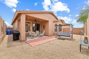 Outdoor dining - Family home Pool + Hot Tub King Suite near Mayo Clinic, Hiking, Parks, pets,WiFi (Phoenix)