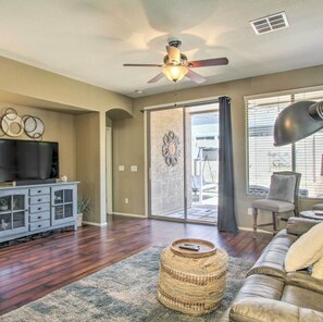 TV connectée, lecteur de DVD, livres