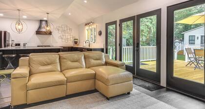 Walk to Uptwn Lexington: Modern Retreat w/ Porch!