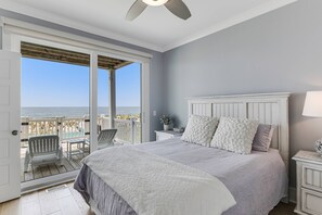 6 bedrooms, free WiFi, bed sheets - Newly Listed Oceanfront Home, Large Heated Swim Spa, Elevator, Easy Beach Access (Oak Island)