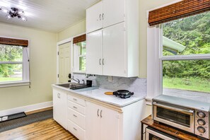 Fridge, microwave, coffee/tea maker, toaster