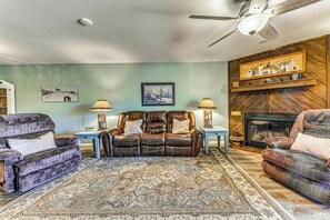 TV, fireplace