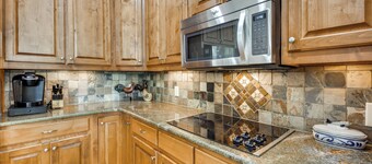 Home on Lake Lanier w/ Dock & Water Views