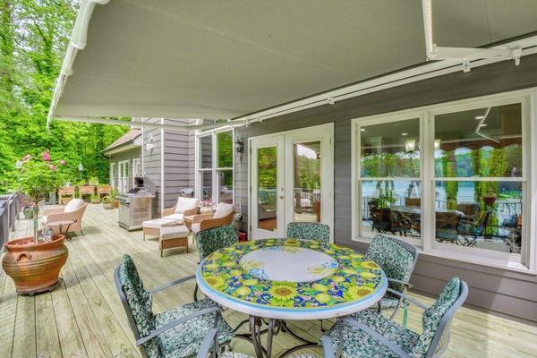 Upper Deck | Gas Grill | Lakefront View