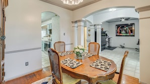 A dining area with a wooden table, four chairs, and a chandelier. - 12 Mi to Dtwn Houston: Family-Friendly Home! (Houston)
