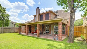 A two-story house with a covered patio and a brick exterior. - 12 Mi to Dtwn Houston: Family-Friendly Home! (Houston)