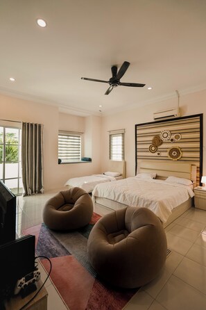 4 bedrooms, iron/ironing board, free WiFi, bed sheets - Charming 4-bedroom bungalow with private pool in beautiful coastal town Lumut (Lumut)
