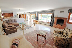 Fernseher, DVD-Player, Stereoanlage