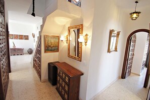 المنشأة من الداخل