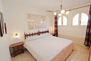 8 bedrooms, desk, iron/ironing board, WiFi