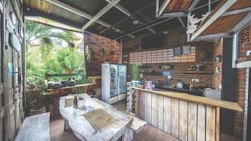 Habitación económica, vista al jardín | Área de sala de estar