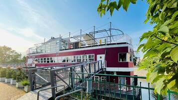 Apartemen, 2 kamar tidur, balkon, pemandangan sungai | Teras/patio