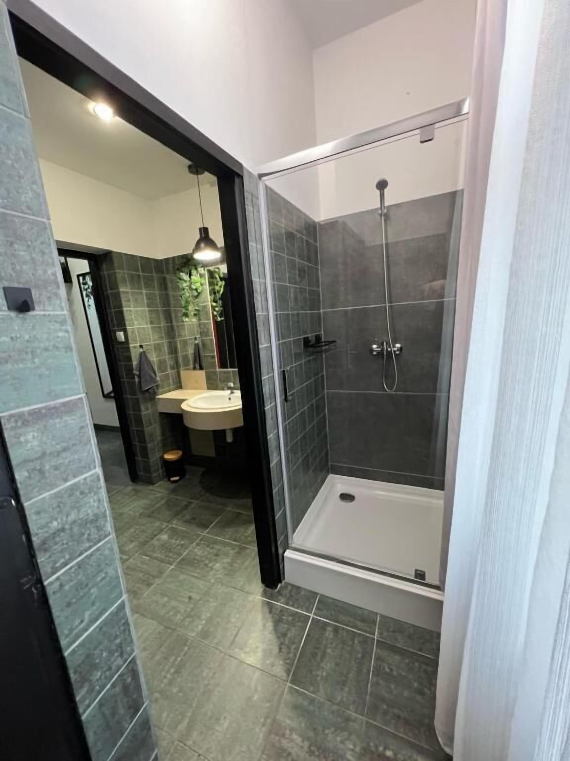 Apartment, Mehrere Betten | Badezimmer | Handtücher, Seife, Toilettenpapier