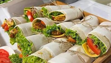 Sarapan prasmanan setiap hari (PLN 45 per orang)