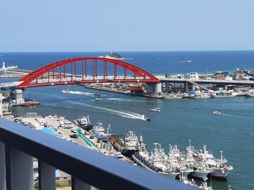 Charming hotel suite in marvelous Sokcho-si with WiFi