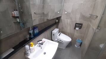 Douche, sèche-cheveux, bidet, serviettes fournies