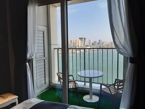 1 bedroom, iron/ironing board, WiFi, bed sheets - Charming hotel suite in marvelous Sokcho-si with WiFi (Sokcho-si)