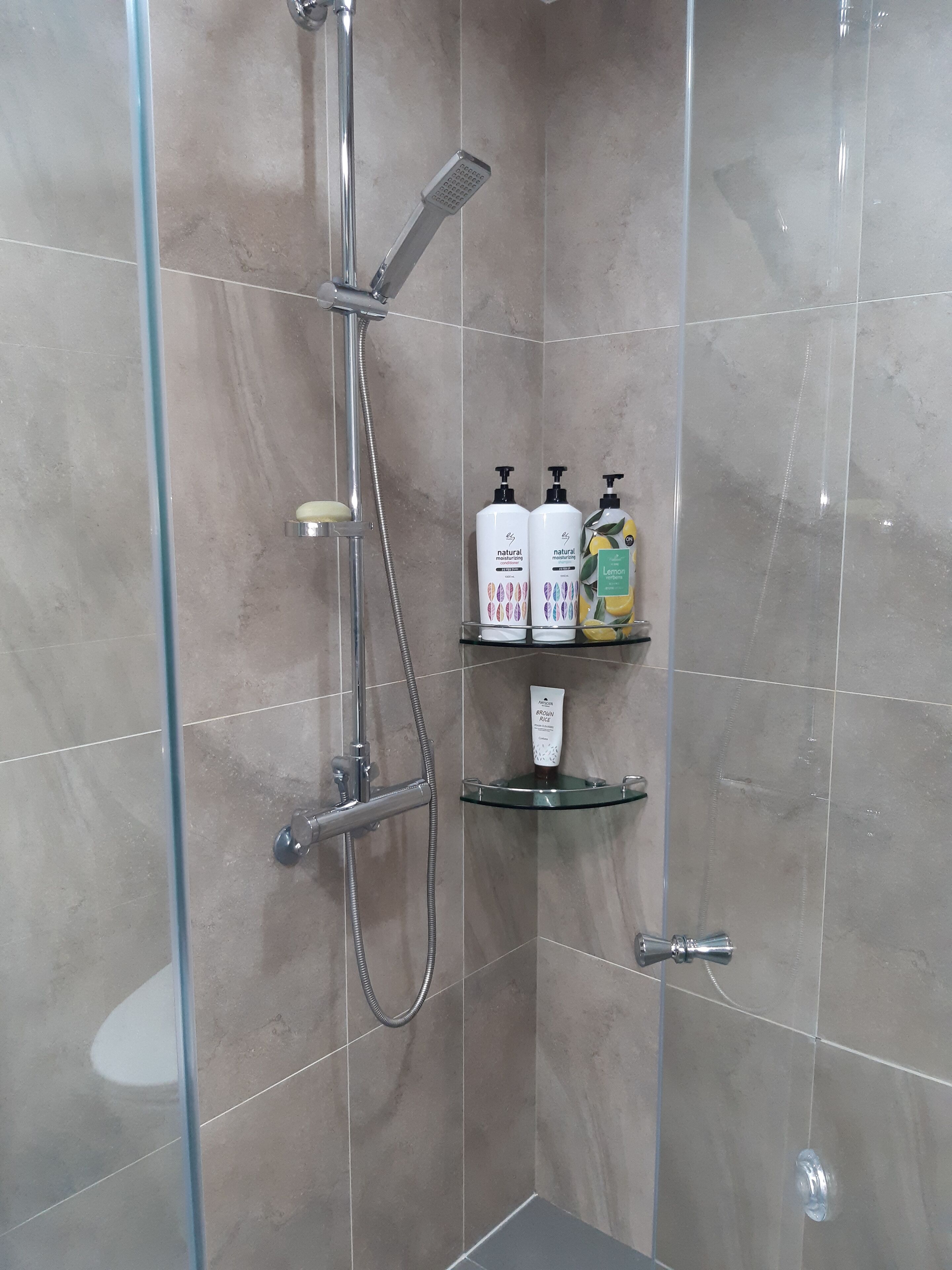 Dusche, Haartrockner, Bidet, Handtücher