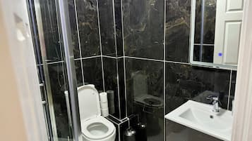 Chuveiro, secador de cabelo, toalhas de banho, sabonete