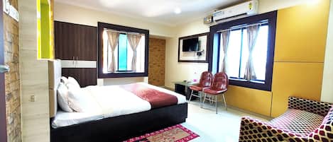 Deluxe Double Room, Multiple Beds | 1 bedroom, hypo-allergenic bedding, in-room safe, soundproofing