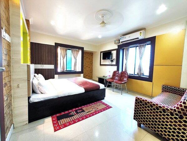 Deluxe Double Room, Multiple Beds | Hypo-allergenic bedding, in-room safe, soundproofing, free WiFi