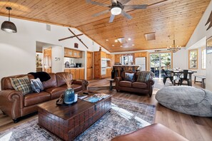 Flat-screen TV - Lucky Paws (Big Bear City)