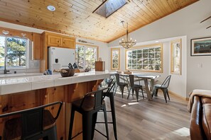 Electric kettle, toaster - Lucky Paws (Big Bear City)