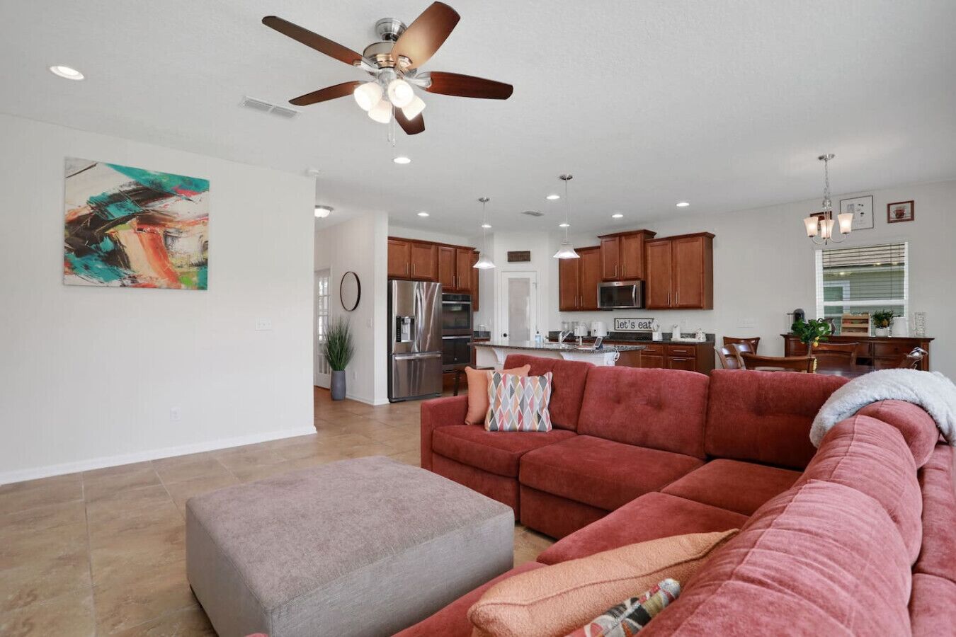 TV connectée, livres, espaces bureaux