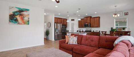 TV connectée, livres, espaces bureaux