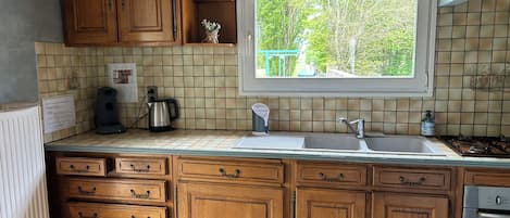 Microondas, horno, placa de cocina y lavavajillas
